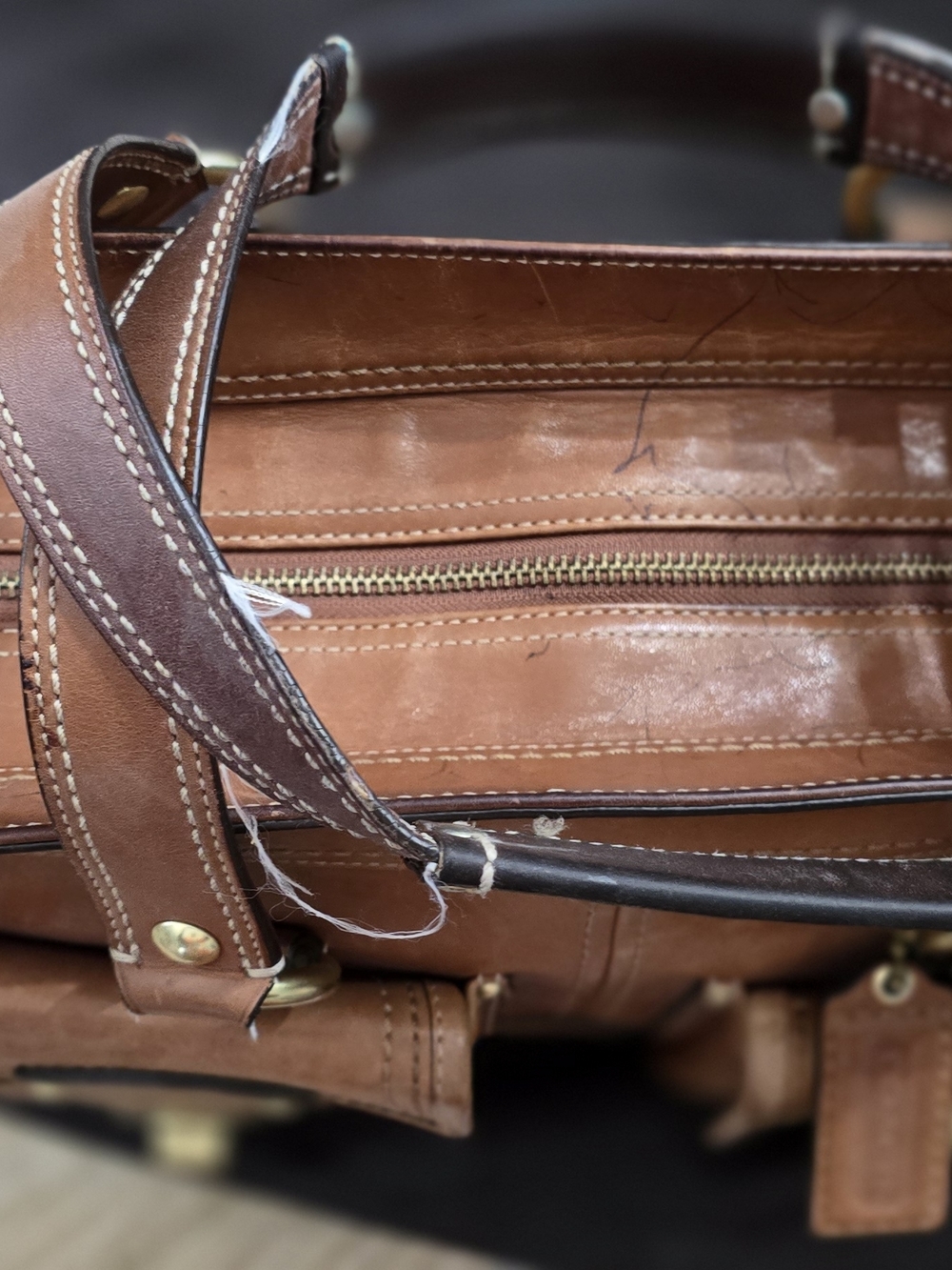 VINTAGE Coach Tan Brown Leather Shoulder Bag with Front Pocket Details - Picture 4 of 7
